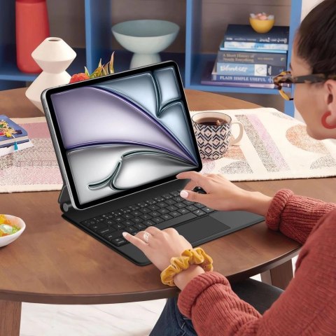 Etui Tech-Protect Smartcase Magnetic z klawiaturą na iPad Pro 12.9" 2020 / 2021 / 2022 / iPad Air 13" 2024 / 2025 - czarne Etui Tech-Protect Smartcase Magnetic z klawiaturą na iPad Pro 12.9" 2020 / 2021 / 2022 / iPad Air 13" 2024 / 2025 - czarne