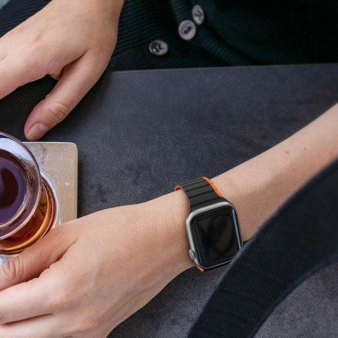 Magnetyczny pasek Apple Watch SE, 9, 8, 7, 6, 5, 4, 3, 2, 1 (41, 40, 38 mm) Dux Ducis Strap (LD Version) - czarno-pomarańczowy Magnetyczny pasek Apple Watch SE, 9, 8, 7, 6, 5, 4, 3, 2, 1 (41, 40, 38 mm) Dux Ducis Strap (LD Version) - czarno-pomarańczowy