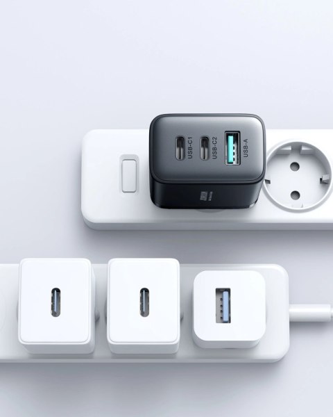 Szybka ładowarka Joyroom JR-TCF10 2x USB-C USB-A 32W - czarna Szybka ładowarka Joyroom JR-TCF10 2x USB-C USB-A 32W - czarna