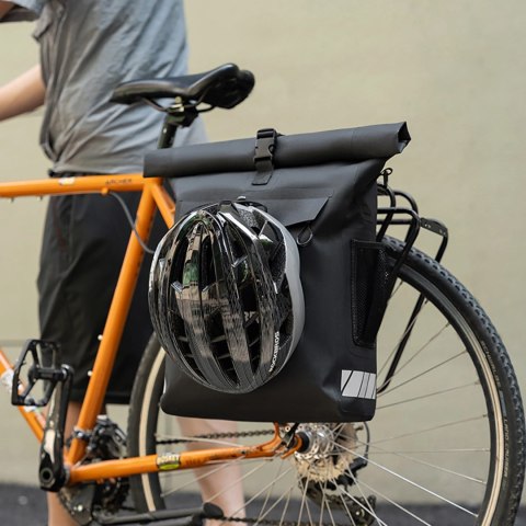Sakwa rowerowa Rockbros z funkcją plecaka, wodoodporna, z zaczepem na kask 18l - czarna