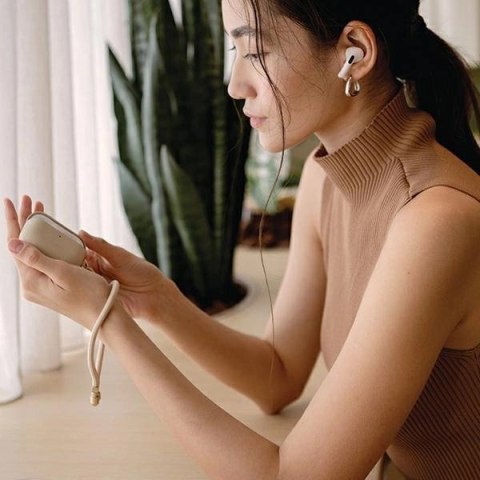 Etui UNIQ Coehl Haven na AirPods Pro 2 (2022/2023) - kremowe Etui UNIQ Coehl Haven na AirPods Pro 2 (2022/2023) - kremowe