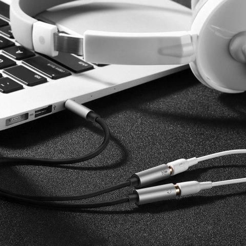 Ugreen kabel przewód rozdzielacz słuchawkowy mini jack 3,5 mm - 2 x mini jack 3,5mm (mikrofon + wyjście stereo) czarny (AV141) Ugreen kabel przewód rozdzielacz słuchawkowy mini jack 3,5 mm - 2 x mini jack 3,5mm (mikrofon + wyjście stereo) czarny (AV141)