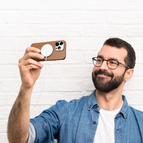 Dux Ducis Grit skórzane etui do iPhone 14 Pro Max elegancki pokrowiec ze sztucznej skóry (kompatybilne z MagSafe) brązowy Dux Ducis Grit skórzane etui do iPhone 14 Pro Max elegancki pokrowiec ze sztucznej skóry (kompatybilne z MagSafe) brązowy