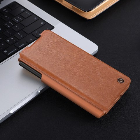 Skórzane etui z klapką i osłoną aparatu do Samsung Galaxy Z Fold 5 Nillkin Qin Leather Pro - czarne Skórzane etui z klapką i osłoną aparatu do Samsung Galaxy Z Fold 5 Nillkin Qin Leather Pro - czarne