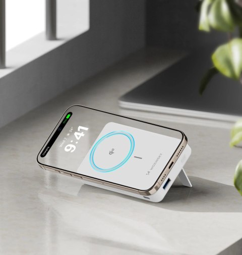 Powerbank Wozinsky WLWP-10KA0Y3WS 22,5W PD Qi2 10000 mAh, z podstawką, 1x USB-A, 1x USB-C - biały Powerbank Wozinsky WLWP-10KA0Y3WS 22,5W PD Qi2 10000 mAh, z podstawką, 1x USB-A, 1x USB-C - biały