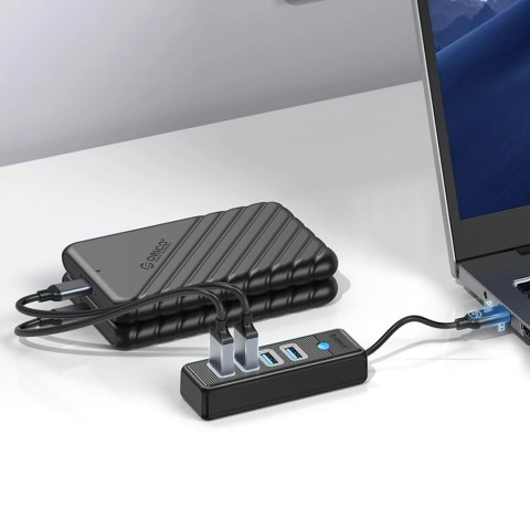 HUB 3-portowy input: USB-C 3.0 / output: 2x USB-A 3.0 + 1x USB-C 3.0 przewód 0,15M - czarny HUB 3-portowy input: USB-C 3.0 / output: 2x USB-A 3.0 + 1x USB-C 3.0 przewód 0,15M - czarny