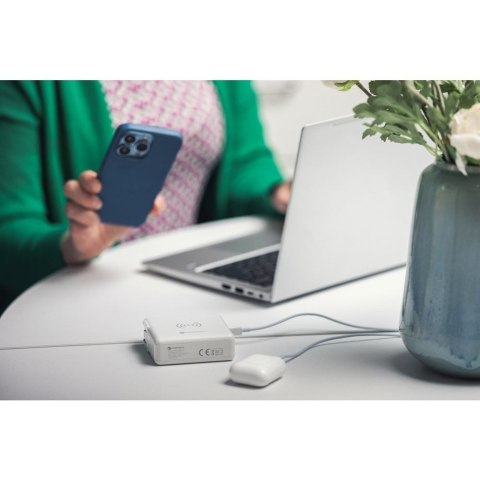 Wielofunkcyjna ładowarka Forcell F-Energy 4w1 2 x USB A + USB C 15W + power bank 8000mAh + ładowanie bezprzewodowe biała Wielofunkcyjna ładowarka Forcell F-Energy 4w1 2 x USB A + USB C 15W + power bank 8000mAh + ładowanie bezprzewodowe biała