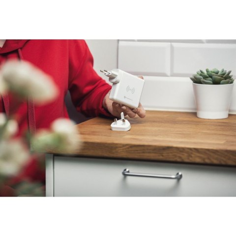 Wielofunkcyjna ładowarka Forcell F-Energy 4w1 2 x USB A + USB C 15W + power bank 8000mAh + ładowanie bezprzewodowe biała Wielofunkcyjna ładowarka Forcell F-Energy 4w1 2 x USB A + USB C 15W + power bank 8000mAh + ładowanie bezprzewodowe biała