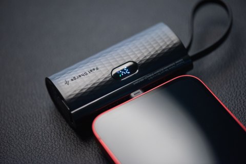 Powerbank Forcell F-Energy Power Plug F5K3 PD 20W 5000 mAh z wbudowanym złączem Lightning czarny Powerbank Forcell F-Energy Power Plug F5K3 PD 20W 5000 mAh z wbudowanym złączem Lightning czarny