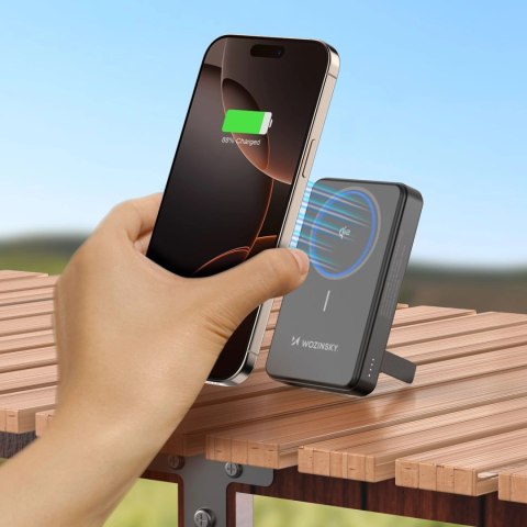 Powerbank Wozinsky WLWP-10KA0Y3S 22,5W PD Qi2 10000 mAh, z podstawką, 1x USB-A, 1x USB-C - czarny Powerbank Wozinsky WLWP-10KA0Y3S 22,5W PD Qi2 10000 mAh, z podstawką, 1x USB-A, 1x USB-C - czarny